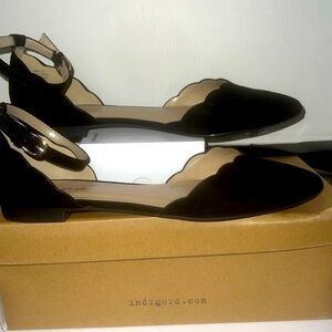 Black fabric. Indigo rd. 8 1/2. Flat